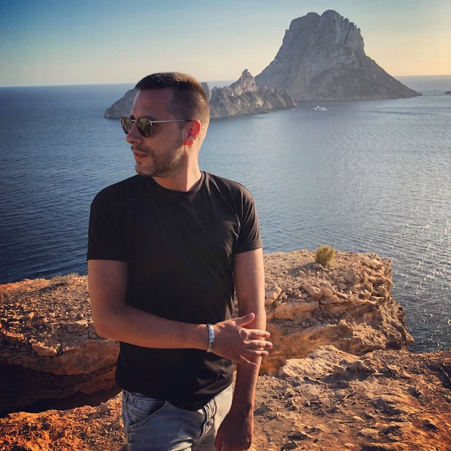 Pakka in front of Es Vedrà in Ibiza
